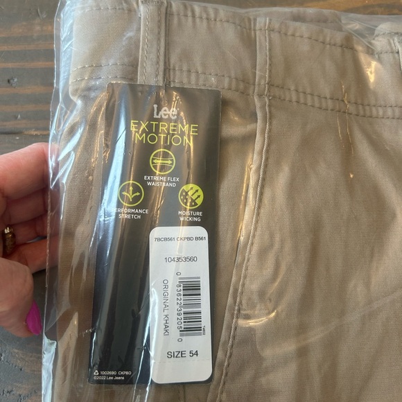 Lee Men’s Extreme Motion Shorts Size 54 Khaki Stretch Chino Casual Flat Front - Picture 2 of 3